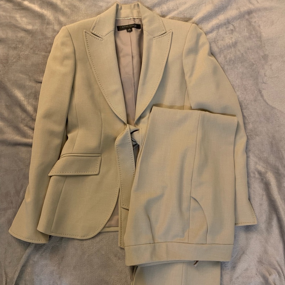 2 PC Stylish Beige ANNE KLEIN Pant Suit Size 2 🔥🔥🔥